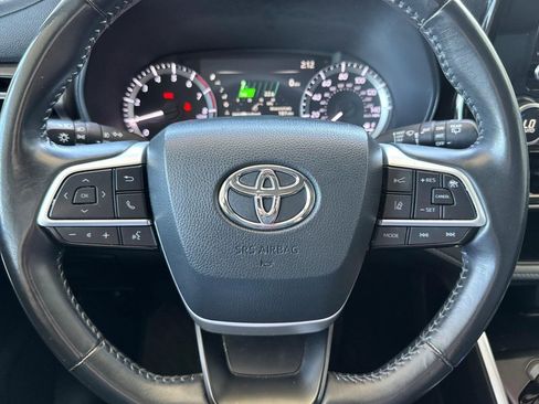 Used 2024 Toyota Highlander LE AWD/4WD image 17
