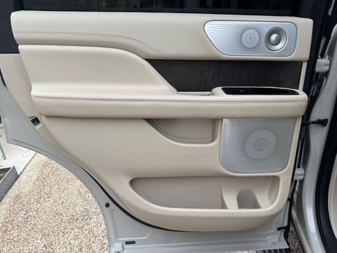 Used 2019 Lincoln Navigator Reserve image 40