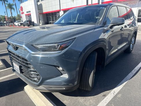 Used 2024 Toyota Grand Highlander AWD image 3