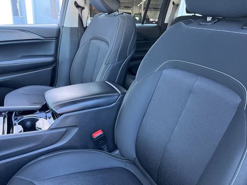 Used 2023 Jeep Grand Cherokee Laredo w/ Luxury Tech Group I AWD/4WD image 4