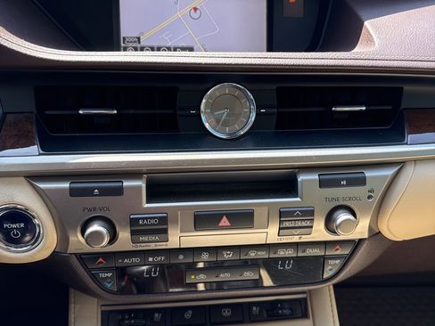 Used 2016 Lexus ES 300h w/ Luxury Package w/Wood Trim image 15