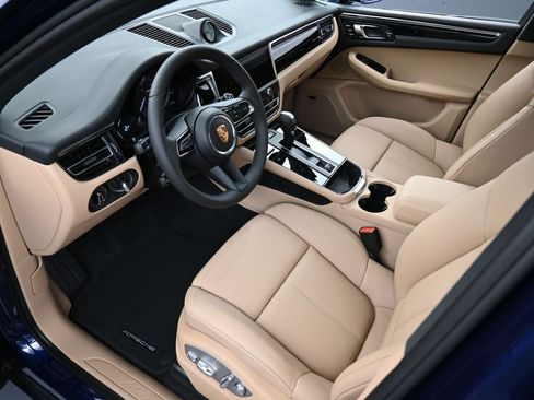 Certified 2026 Porsche Macan AWD/4WD image 4