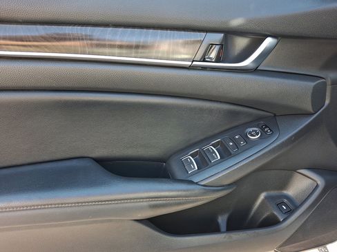 Used 2018 Honda Accord EX image 17