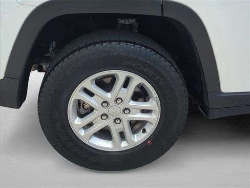 Used 2024 Jeep Grand Cherokee Laredo AWD/4WD image 25