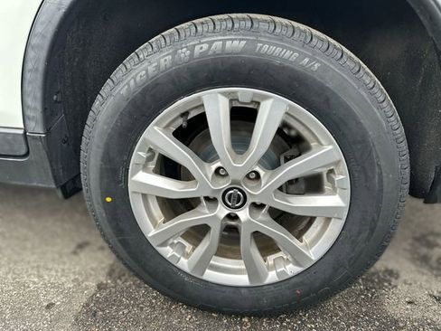 Used 2018 Nissan Rogue SV image 10