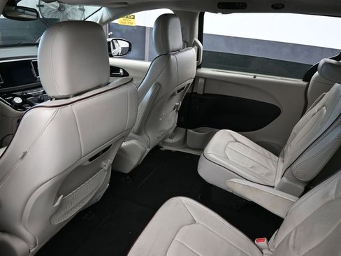 Used 2019 Chrysler Pacifica Limited image 36
