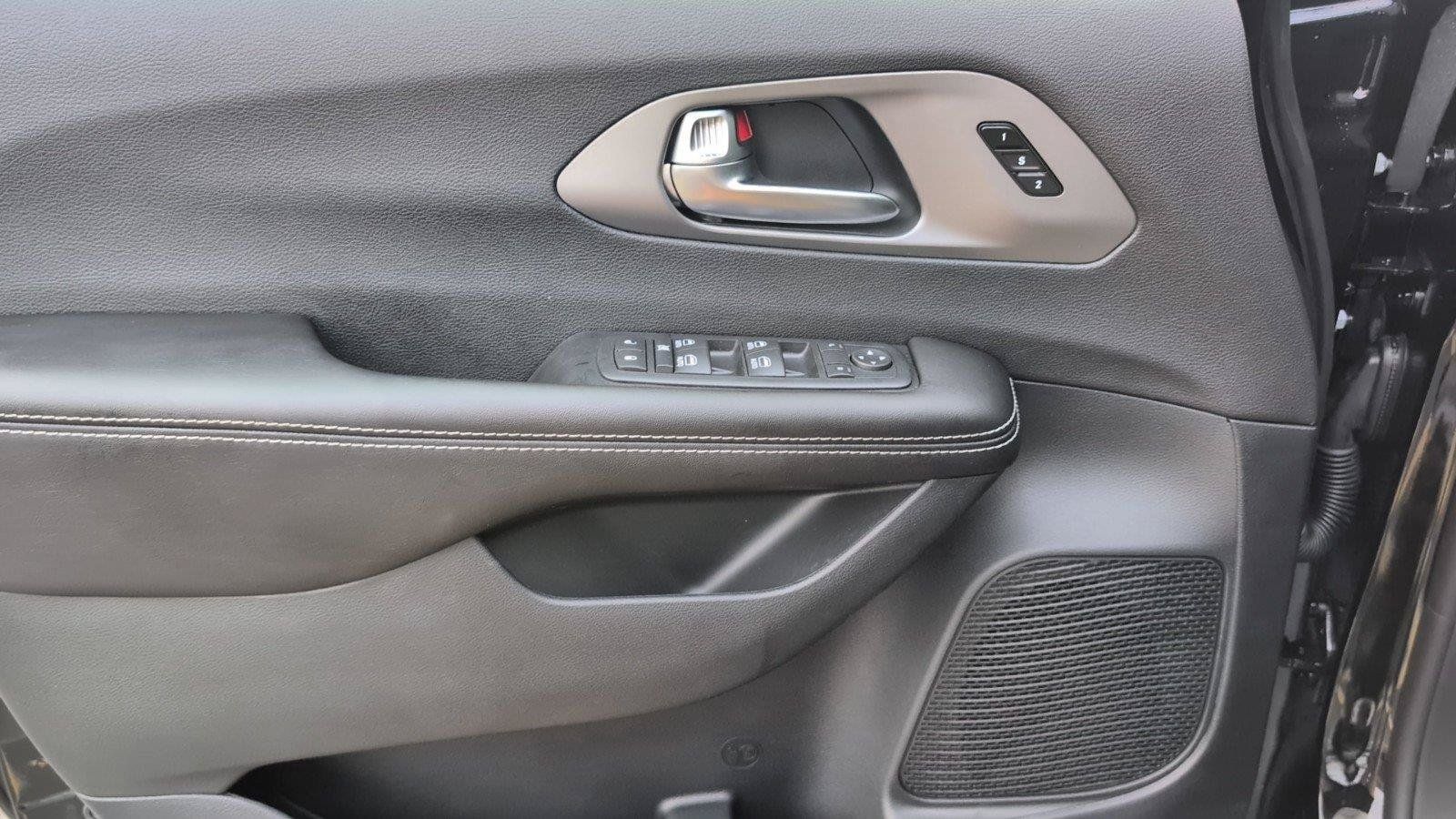 New 2027 Chrysler Pacifica Select FWD image 19