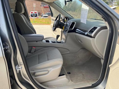 Used 2012 Jeep Grand Cherokee Laredo w/ Laredo E Group image 15