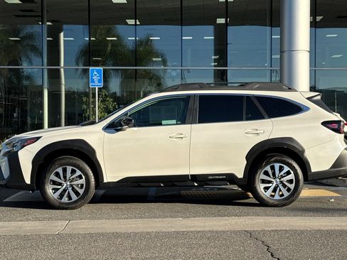 Used 2025 Subaru Outback Premium image 9