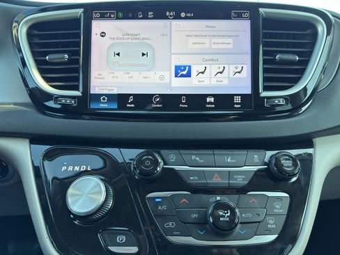 Used 2024 Chrysler Pacifica Touring-L FWD image 19