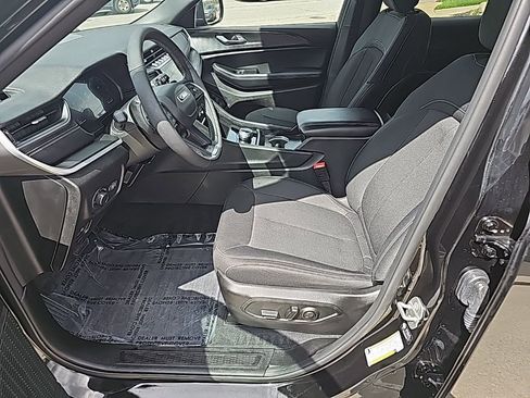 Used 2025 Jeep Grand Cherokee Laredo w/ Luxury Tech Group I image 12