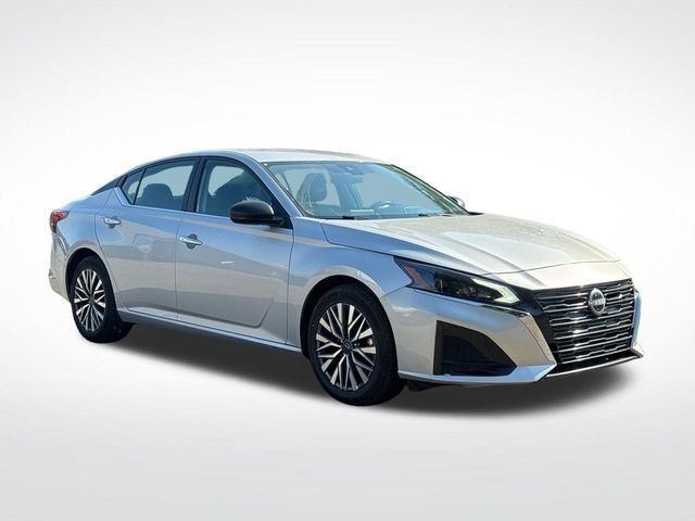 Used 2025 Nissan Altima 2.5 SV FWD image 9