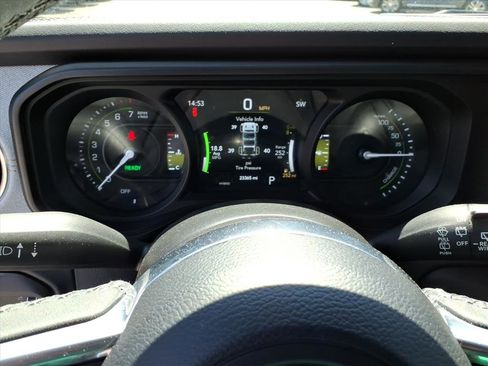Used 2025 Jeep Wrangler Unlimited Sahara AWD/4WD image 27