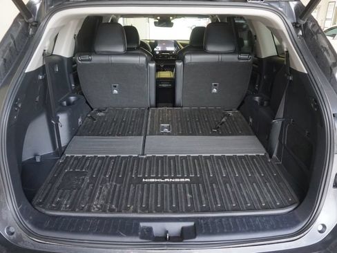 Used 2023 Toyota Highlander XLE AWD/4WD image 18