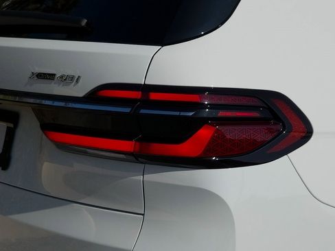 Used 2023 BMW X7 xDrive40i w/ Climate Comfort Package image 7