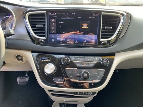 Used 2023 Chrysler Pacifica Touring-L image 25