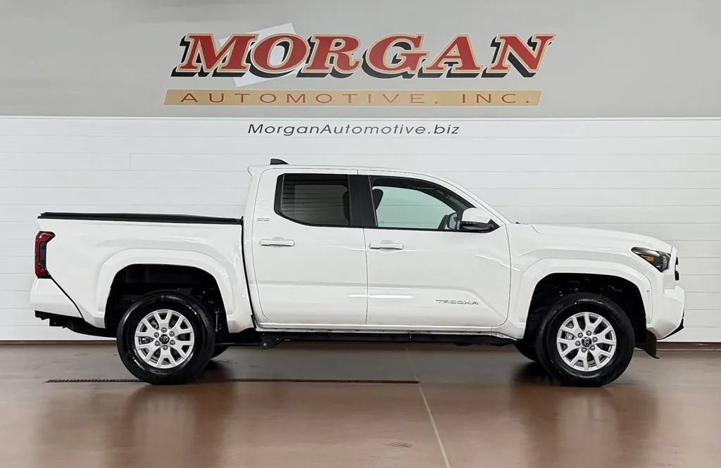 Used 2025 Toyota Tacoma SR5 AWD/4WD image 2
