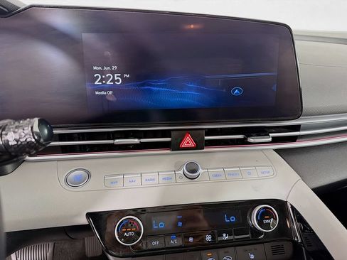 Used 2025 Hyundai Elantra Limited FWD image 19
