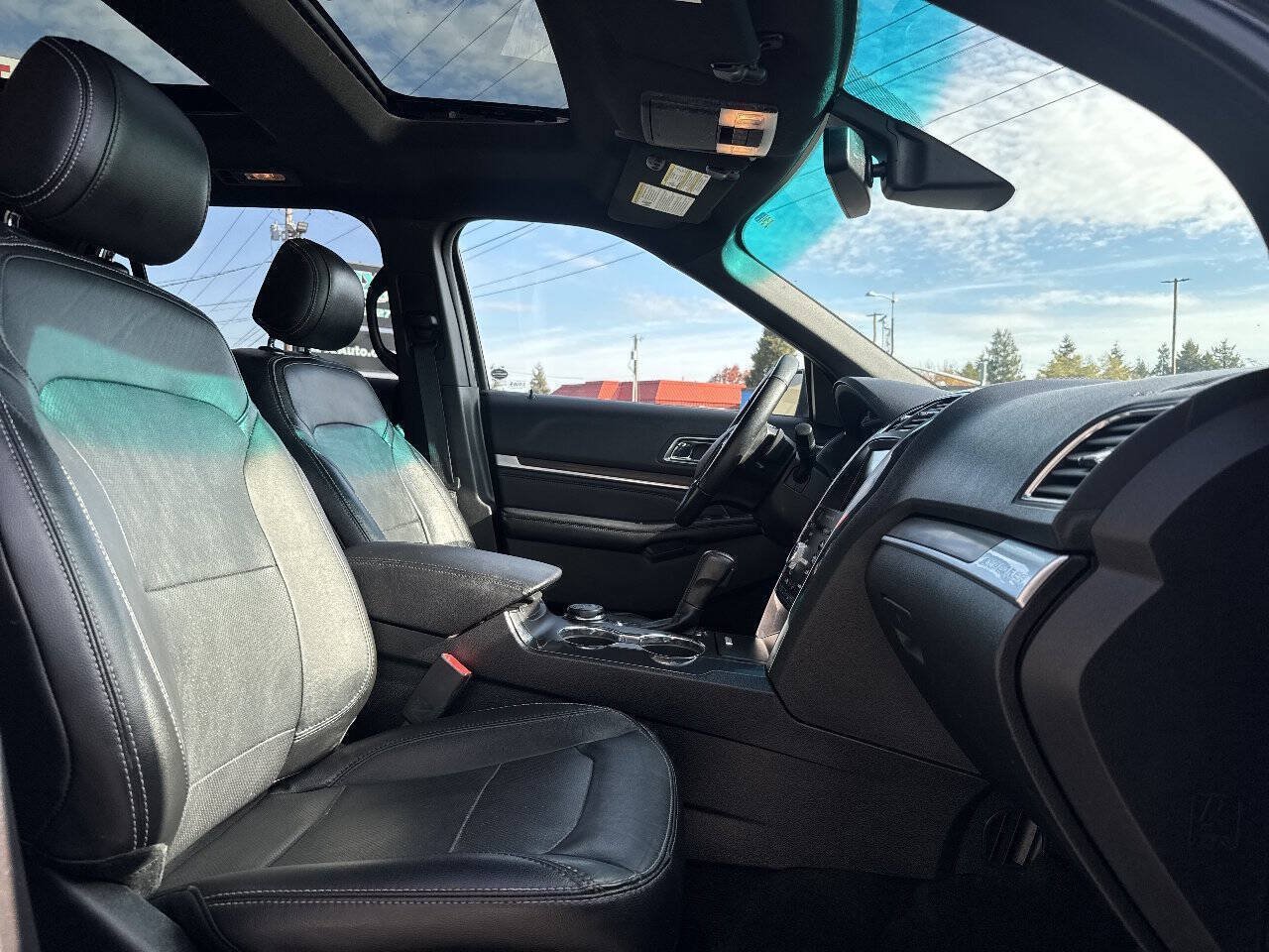 Used 2016 Ford Explorer Limited w/ Equipment Group 301A AWD/4WD image 18