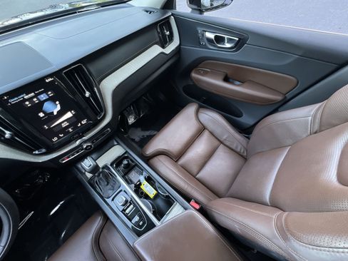 Used 2018 Volvo XC60 T5 Inscription w/ Luxury Seat Package AWD/4WD image 14