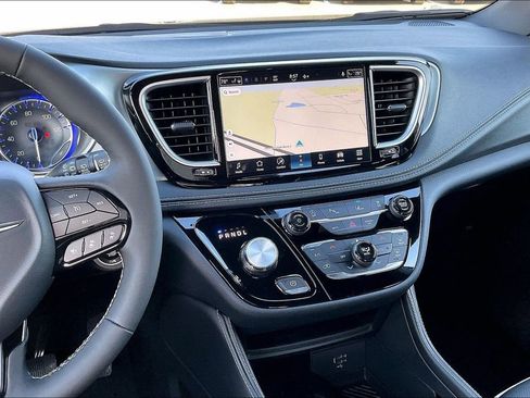 New 2026 Chrysler Pacifica Limited image 7