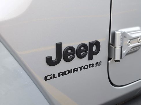 Used 2023 Jeep Gladiator Willys image 11