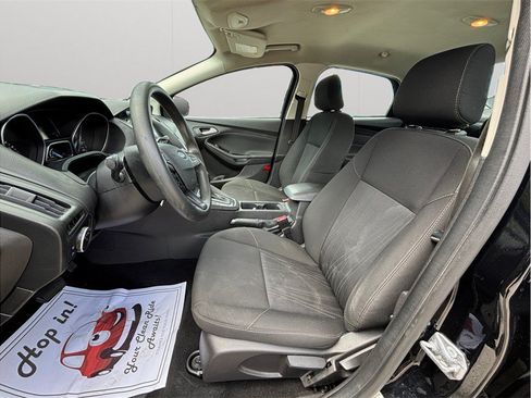 Used 2018 Ford Focus SE w/ SE Appearance Package FWD image 2
