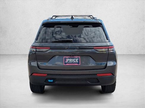 Used 2022 Jeep Grand Cherokee Trailhawk w/ Advanced Protech Group II AWD/4WD image 8