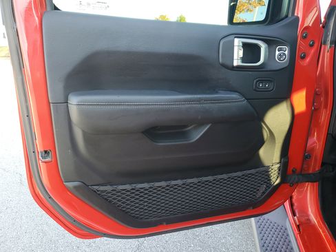 Used 2019 Jeep Wrangler Unlimited Sahara image 15