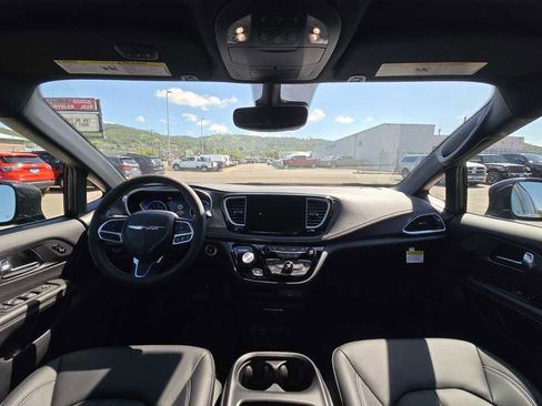 New 2026 Chrysler Pacifica Select FWD image 15
