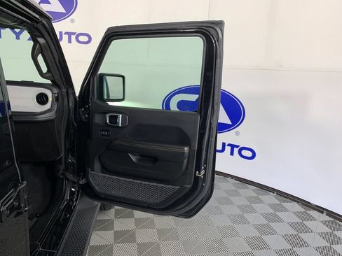 Used 2025 Jeep Wrangler Unlimited Sahara AWD/4WD image 38