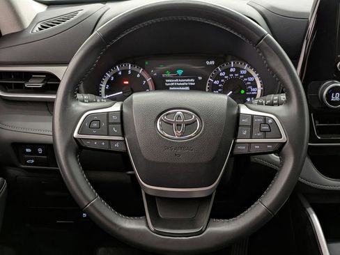 Used 2024 Toyota Highlander LE AWD/4WD image 37