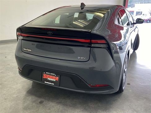 Used 2025 Toyota Prius LE image 3