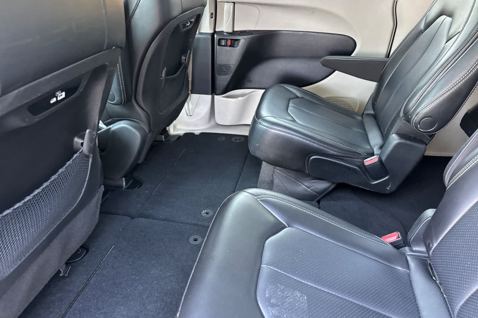 Used 2023 Chrysler Pacifica Touring-L FWD image 4