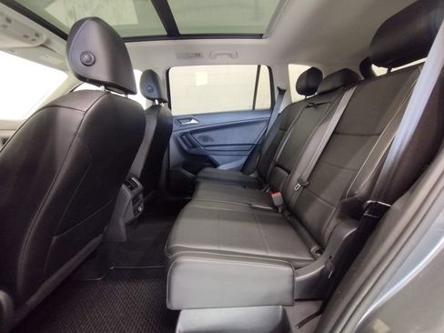 Used 2018 Volkswagen Tiguan SEL AWD/4WD image 35