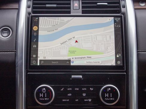 Used 2024 Land Rover Discovery Dynamic SE image 17