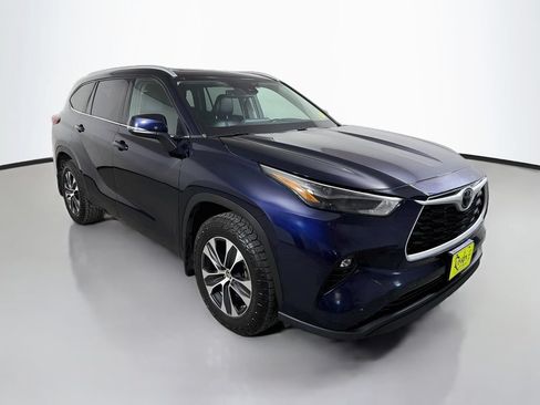 Used 2022 Toyota Highlander XLE AWD/4WD image 4