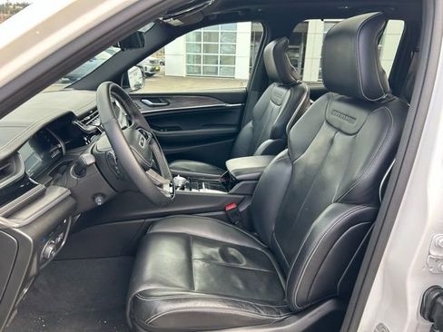 Used 2022 Jeep Grand Cherokee Overland w/ Advanced Protech Group III image 9