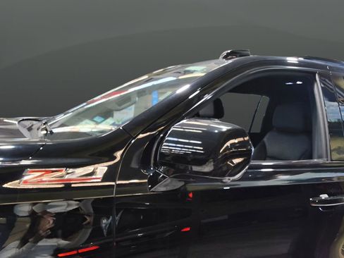 Used 2025 Chevrolet Suburban Z71 image 11