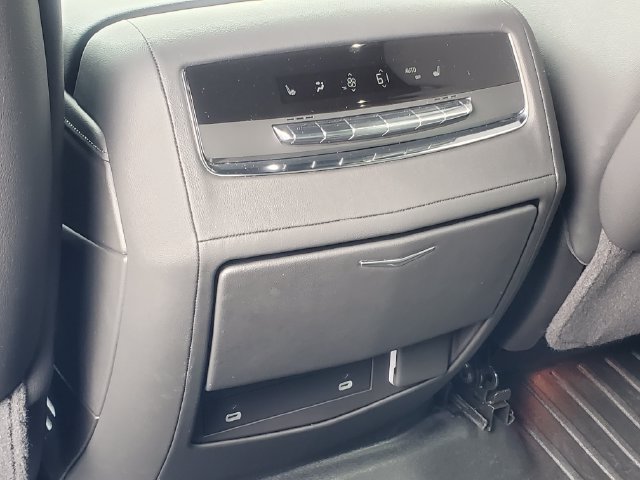 Used 2024 Cadillac Escalade Premium Luxury AWD/4WD image 32