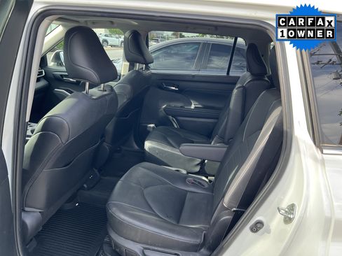 Used 2020 Toyota Highlander XLE AWD/4WD image 11