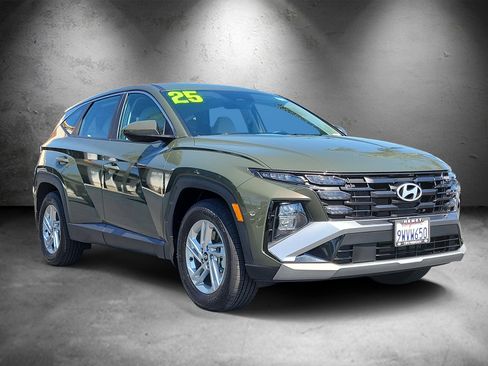 Certified 2025 Hyundai Tucson SE FWD image 2