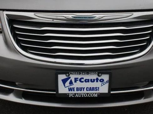 Used 2015 Chrysler Town & Country Touring image 12