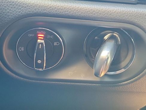 Certified 2025 Porsche Macan AWD/4WD image 33