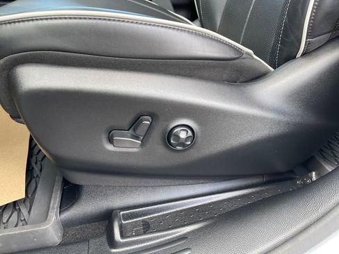 Used 2024 Chrysler Pacifica Premium FWD image 29