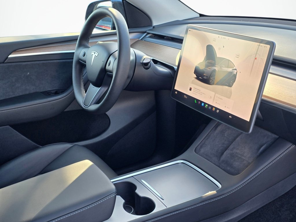 Used 2025 Tesla Model Y Long Range RWD image 29