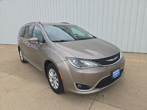 Used 2018 Chrysler Pacifica Touring-L FWD image 2