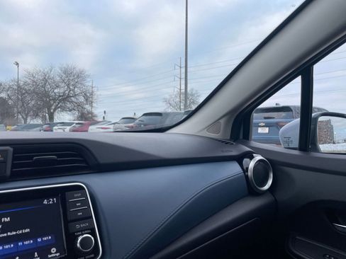 Used 2025 Nissan Versa SV image 35