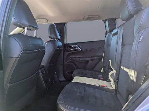 Used 2023 Mitsubishi Outlander SE image 15