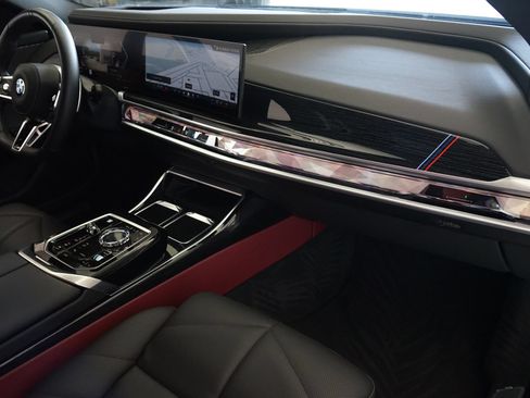 Used 2025 BMW 740i w/ Premium Package RWD image 10